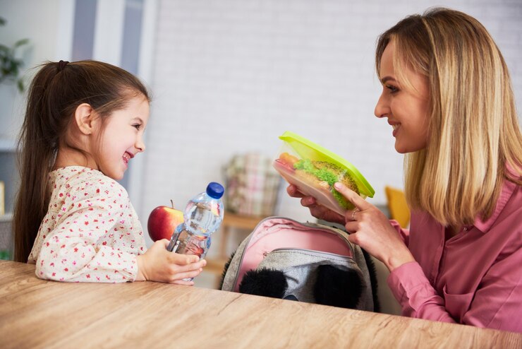 4 Things Busy Moms Should Have in Their Lunch Boxes